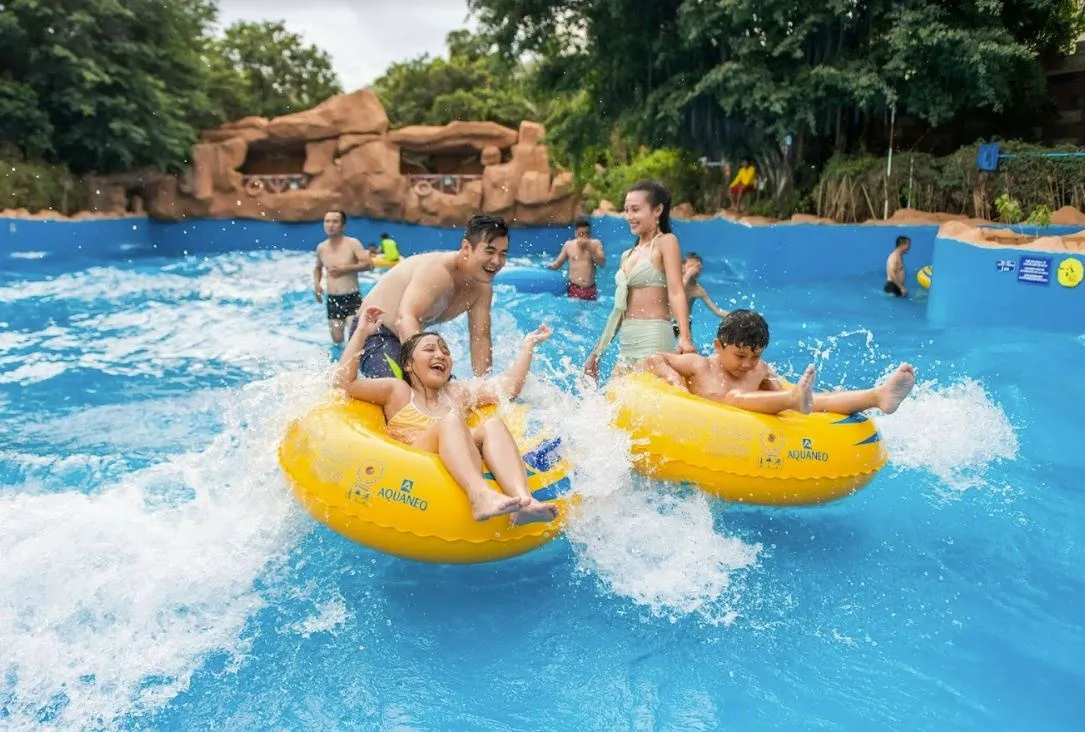 Tham gia tắm biển tại đảo khỉ Nha Trang