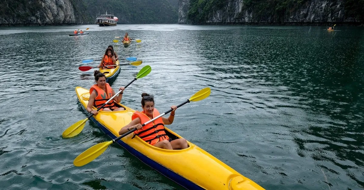 Chèo thuyền kayak tại vịnh Lan Hạ