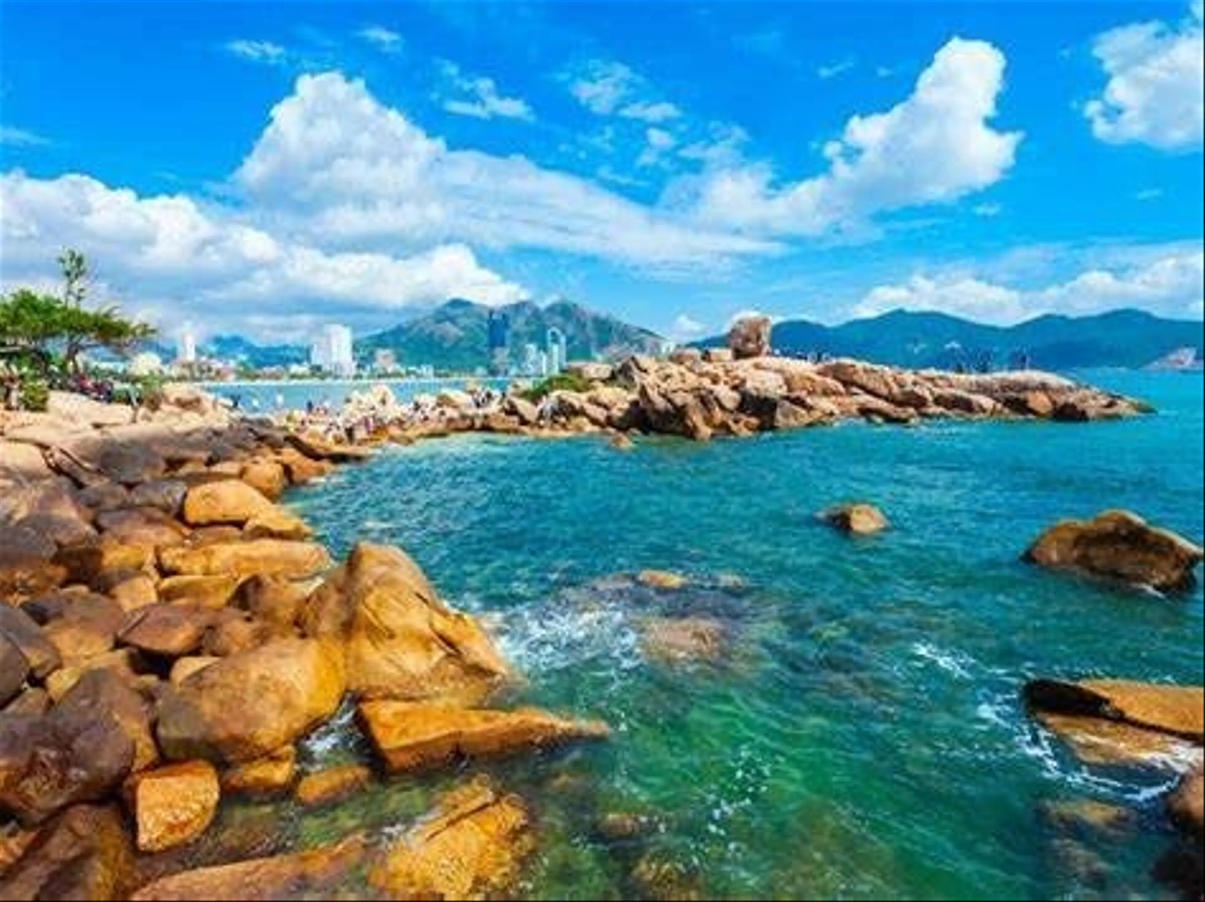 Khám phá Hòn Chồng Hòn Vợ Vẻ đẹp hoang sơ và huyền thoại tình yêu