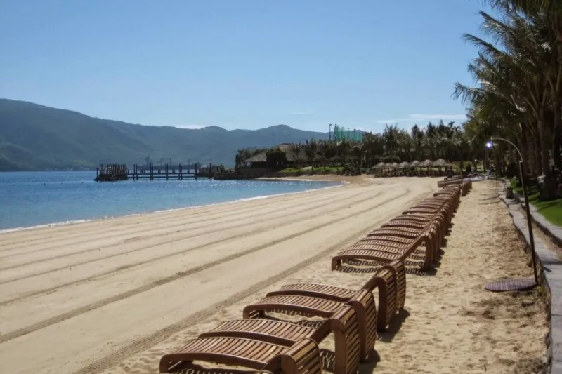 Bãi tắm tại quan lạn Quảng Ninh
