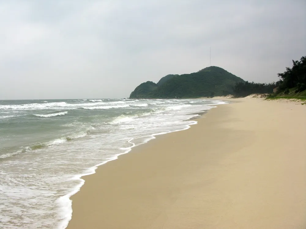 Bãi biển Quan Lạn Trắng mịn, trong xanh