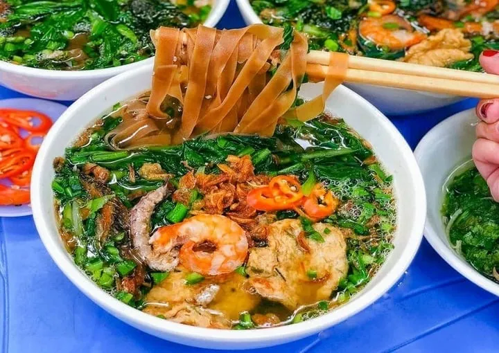 Rice noodles with crab, a nutritious breakfast dish