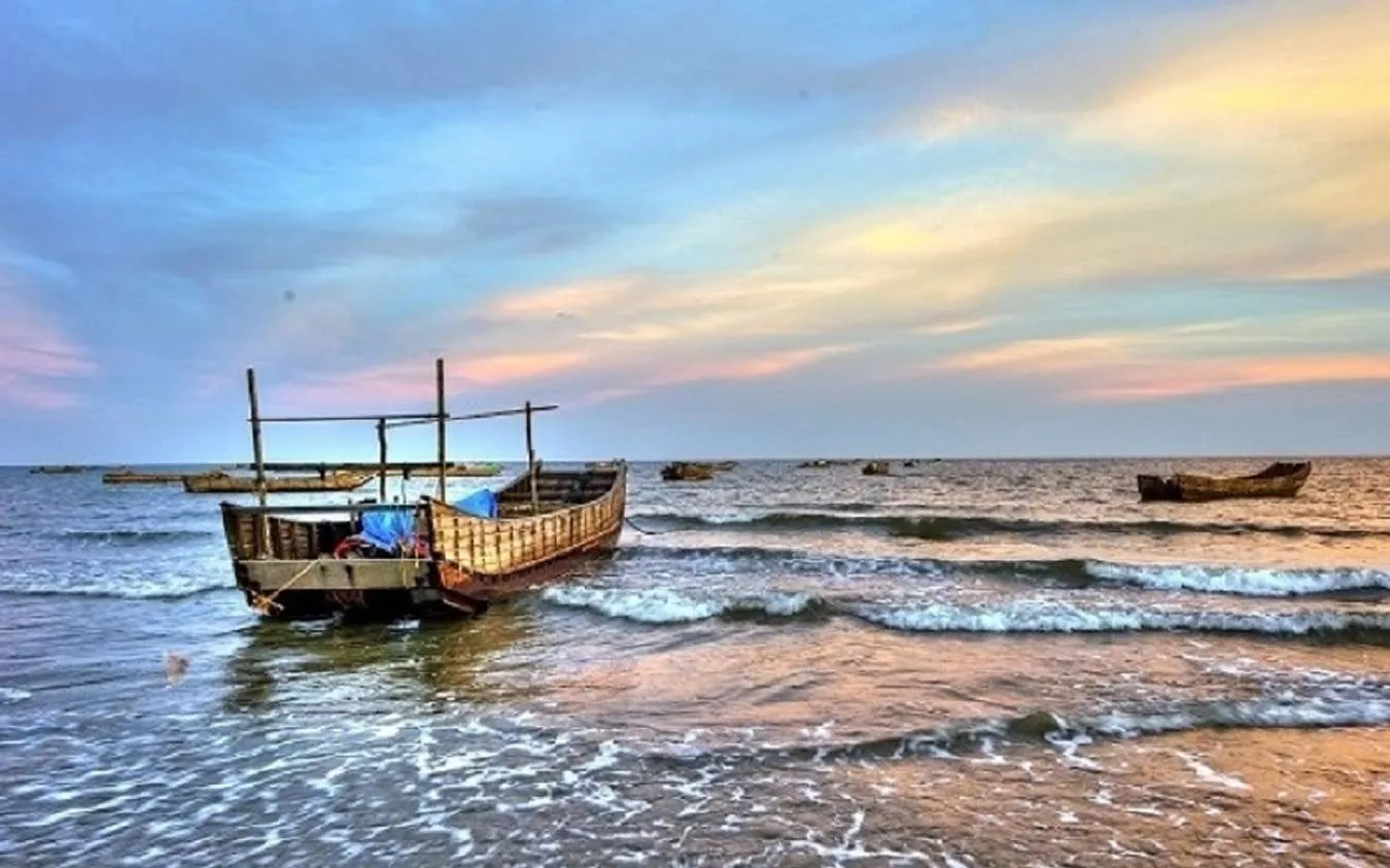 Khung cảnh bình yên tại bãi biển trà cổ