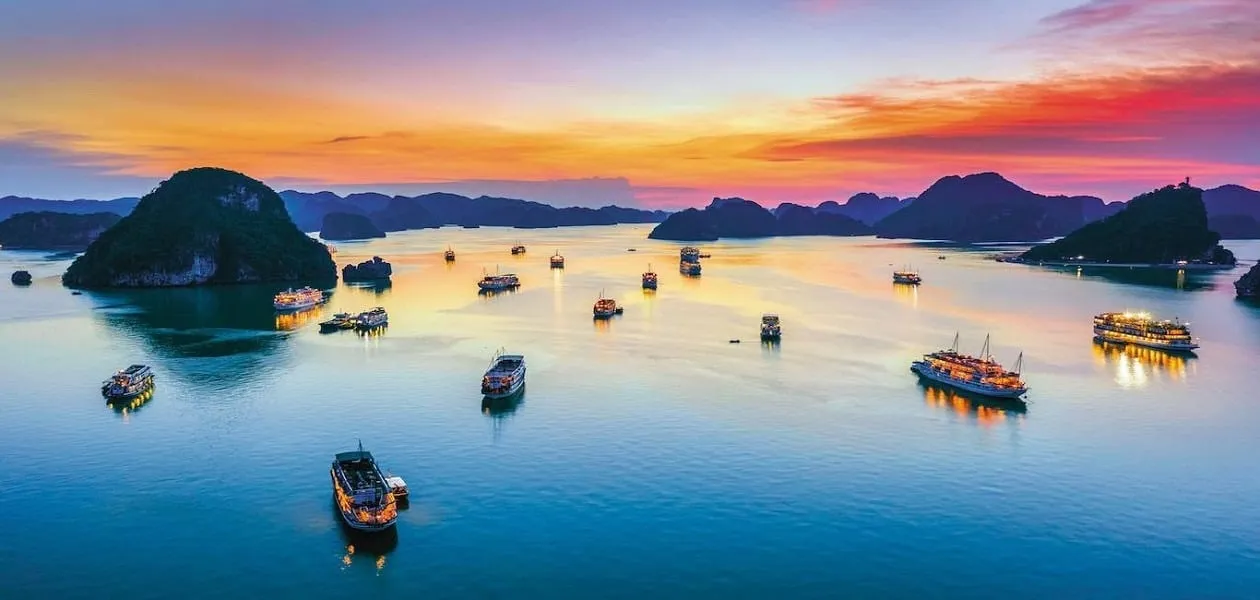 Ngắm bình minh tại Vịnh Hạ Long
