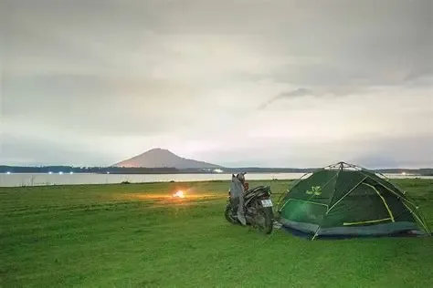 Cắm trại bích ních ven hồ