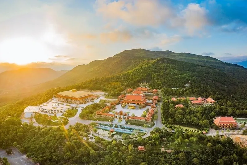 Vẻ đẹp toàn cảnh của Chùa Ba Vàng Quảng Ninh