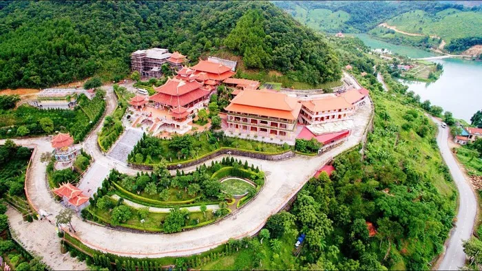 Chùa cái bầu vân đồn