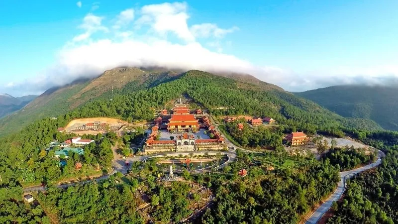 Vẻ đẹp toàn cảnh của Chùa Ba Vàng Quảng Ninh