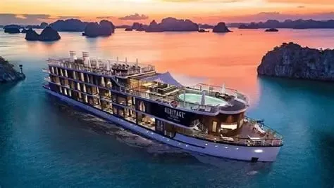 Du thuyền trên vịnh Hạ Long