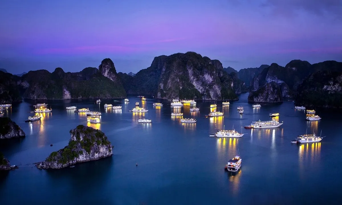 The beauty of Ha Long Bay at night