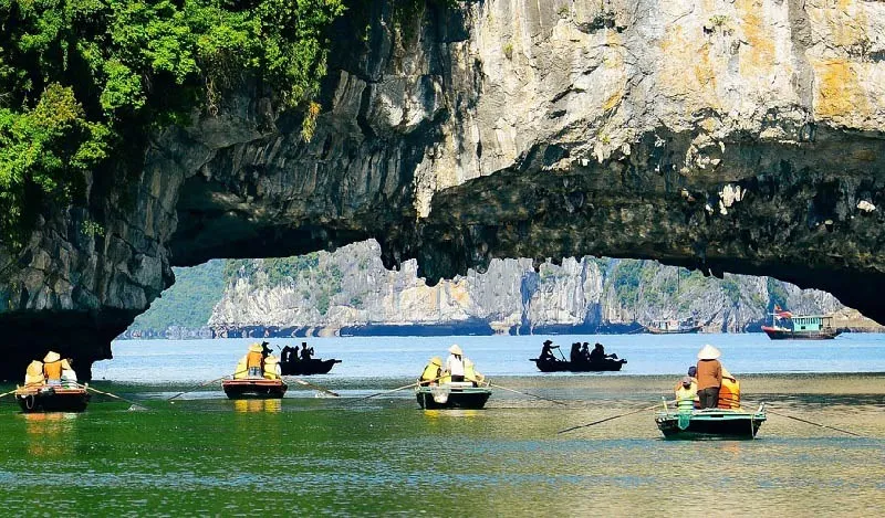Hang luồn Hạ Long