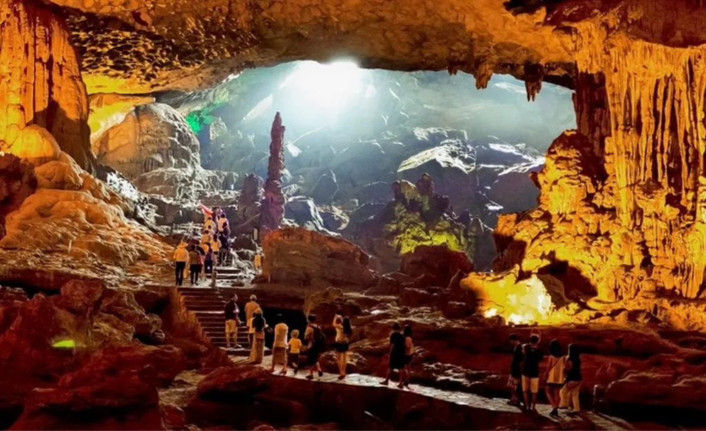 Discover the beauty of Sung Sot Cave in Ha Long Bay