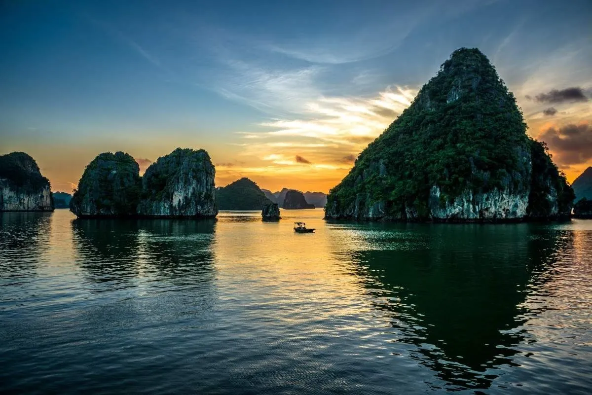 Ngắm hoàng hôn tại Vịnh Hạ Long