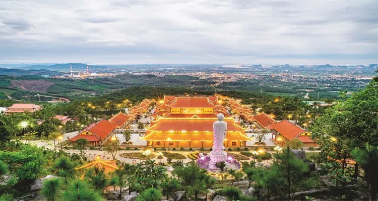 Vẻ đẹp của Chùa Ba Vàng