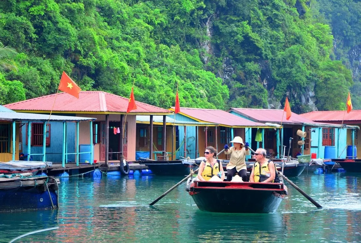 Discover the beauty of fishing villages in Ha Long