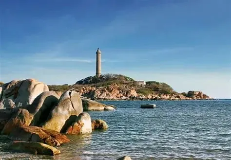 Ngọn hải đăng Cô Tô nơi ngắm toàn cảnh đảo từ trên cao