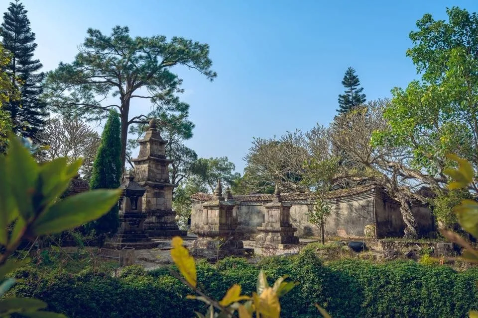 Hue Quang Stupa and Hoa Yen Pagoda
