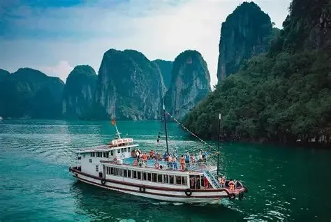 Khám phá vẻ đẹp của Vịnh Hạ Long