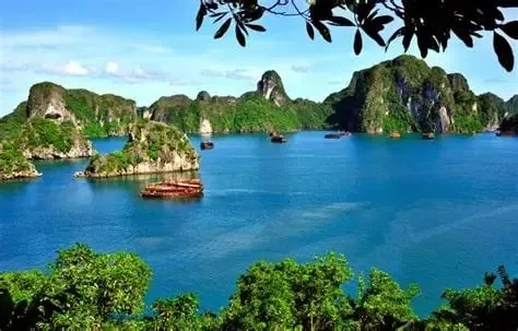 Discover the beauty of Ha Long Bay