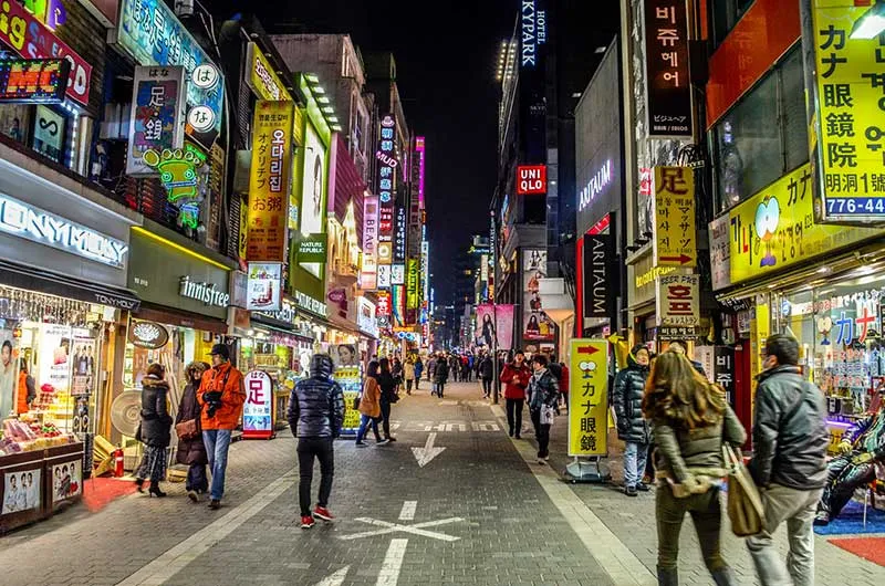 Myeongdong: Thiên Đường Mua Sắm Sôi Động