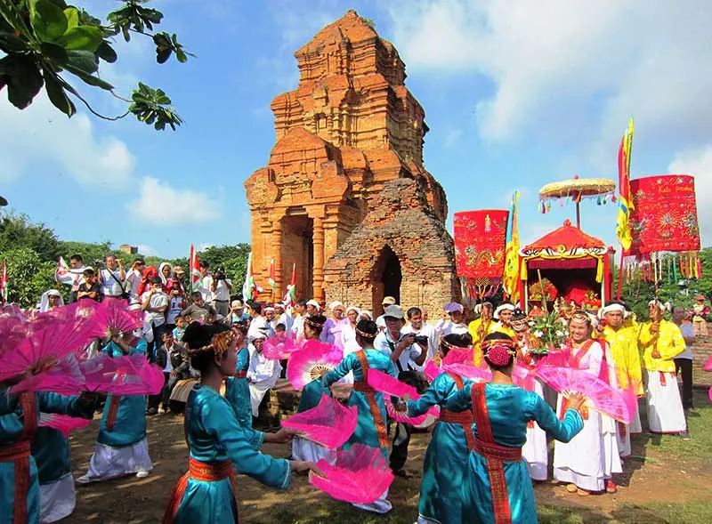 Cultural Encounters with Local Ethnic Communities