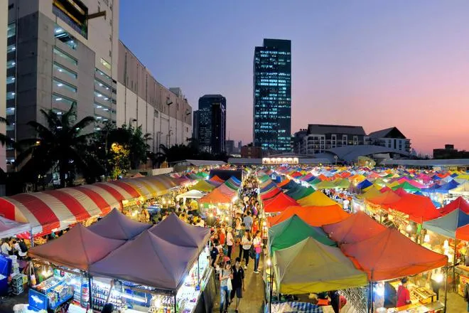 Các khu vực chính trong chợ Rot Fai