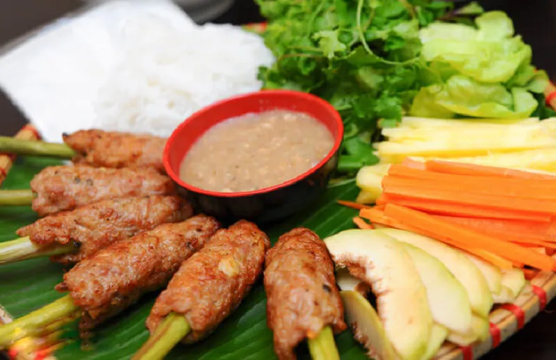 Thưởng thức đặc sản bánh xèo, nem lụi