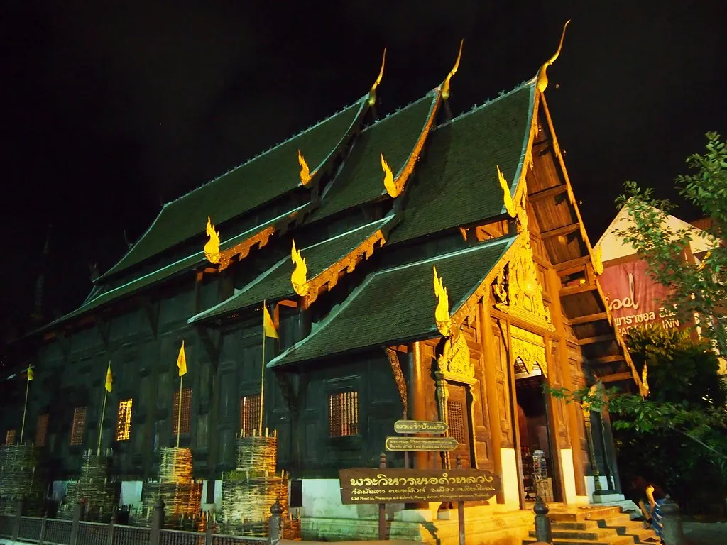 Wat Phantao (盼道寺) | Constructed entirely of moulded teak pan… | Flickr