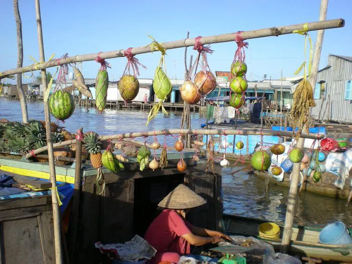 Những mặt hàng độc đáo tại chợ nổi