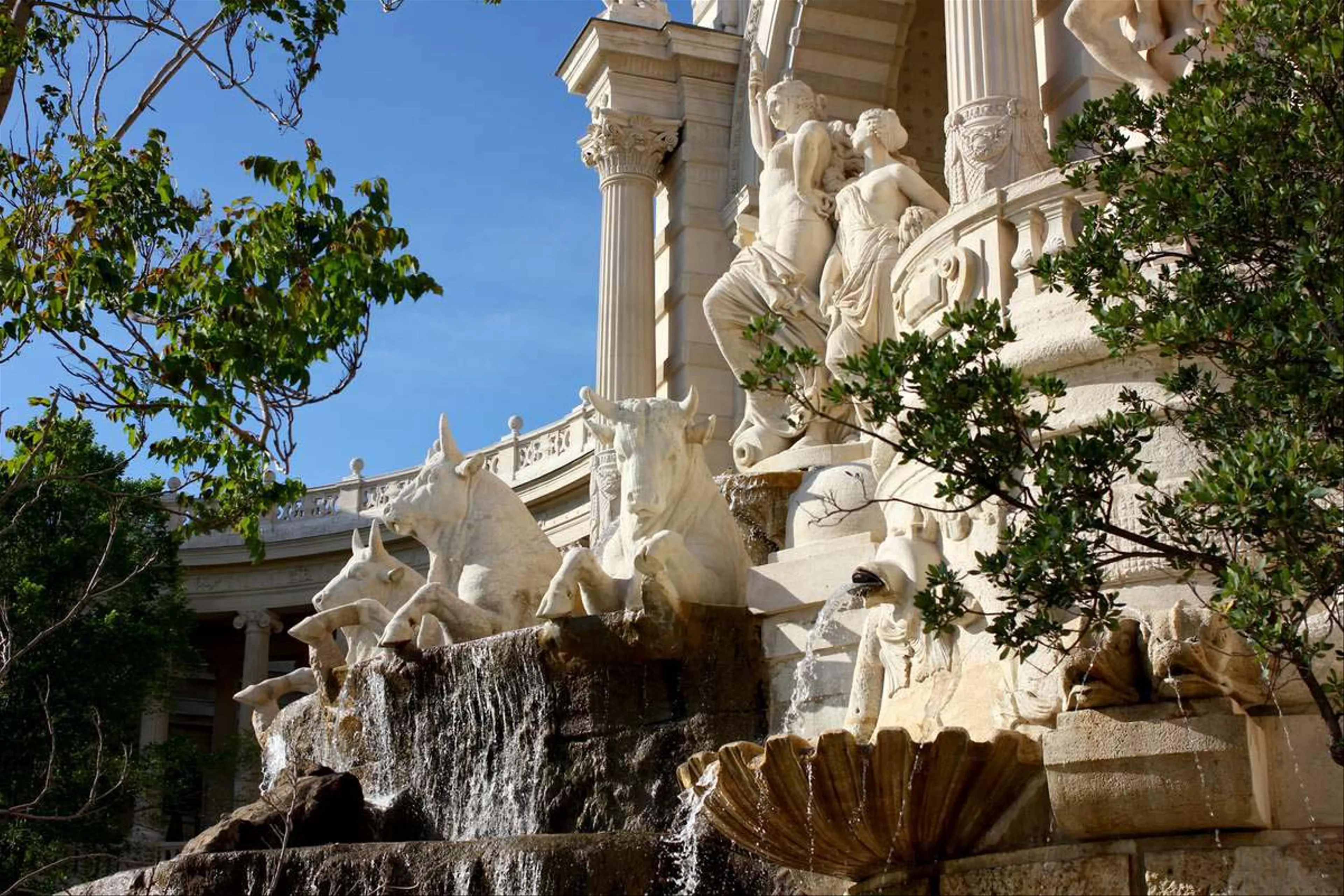 Hành Trình Khám Phá Những Con Phố Nghệ Thuật Ẩn Mình Tại Marseille