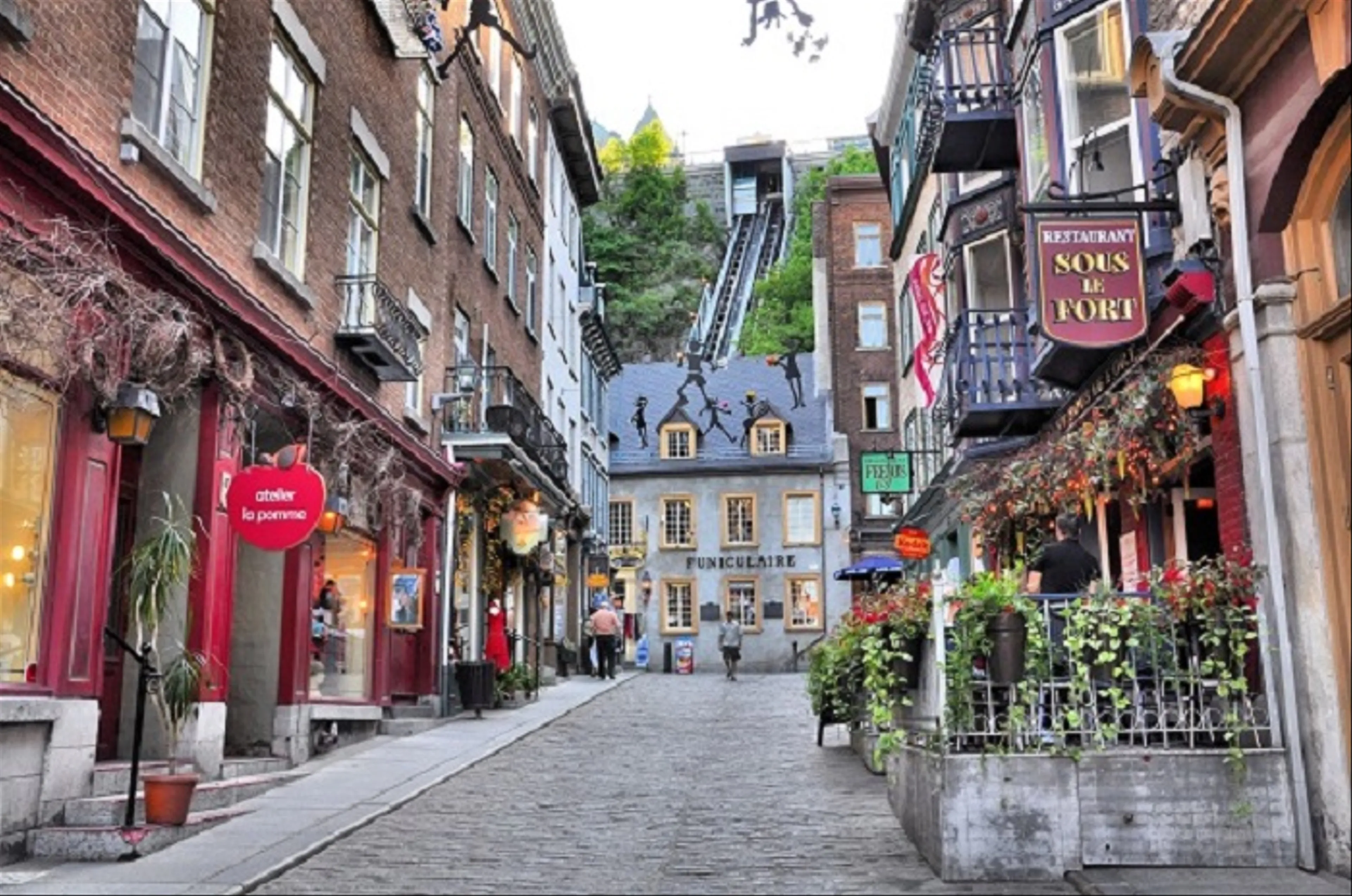 Khám phá khu phố cổ Quebec: Nơi thời gian dừng lại