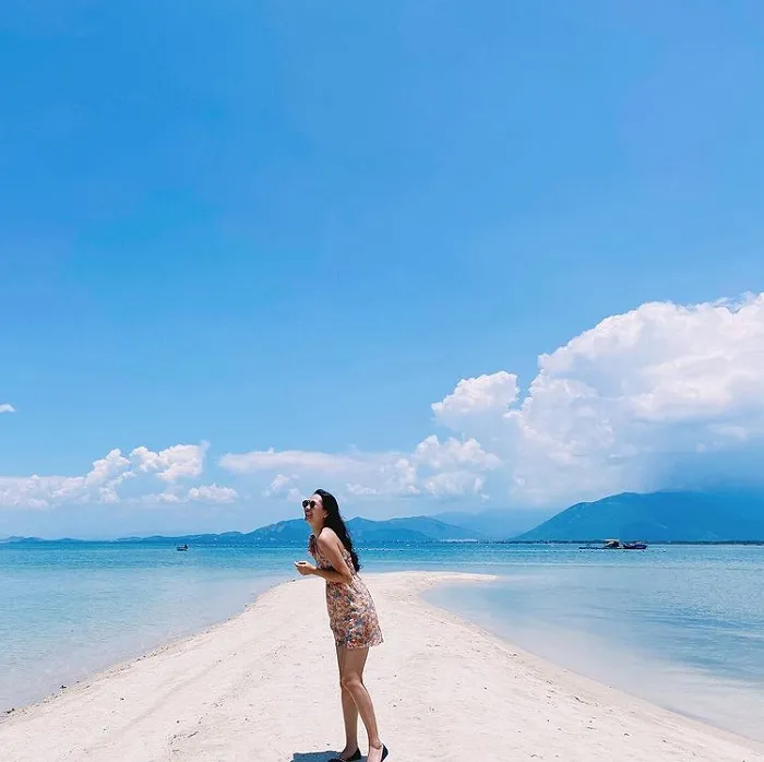 Khám phá con đường đi bộ trên biển ở đảo Điệp Sơn đẹp mê hồn