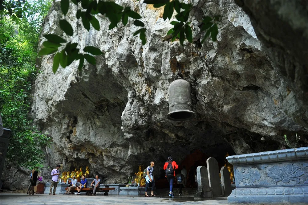 Cửa vào động Am tiêm Ninh Bình
