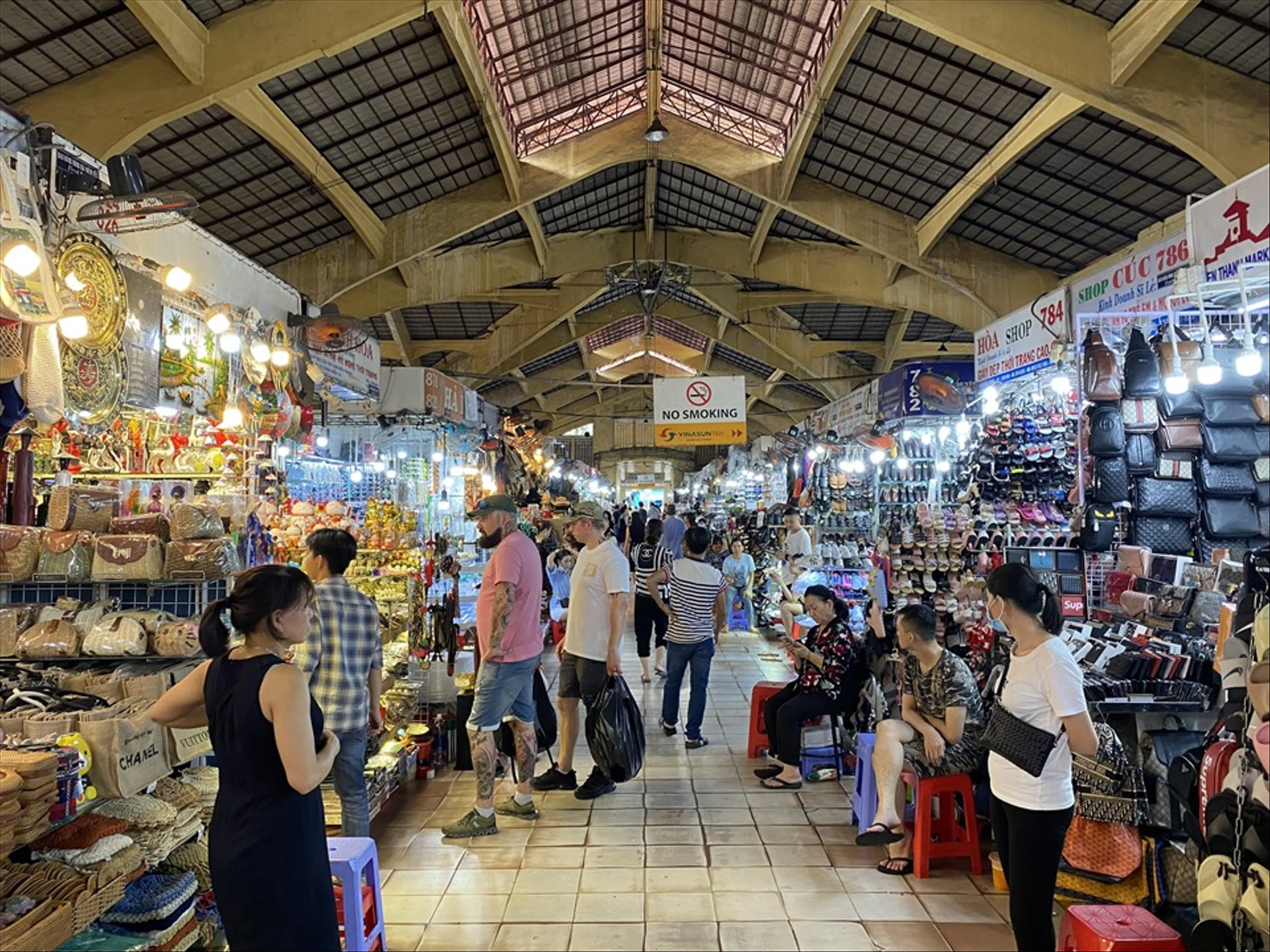 Trải Nghiệm Mua Sắm Sôi Động Tại Chợ Bến Thành – Bí Quyết Mặc Cả Như Dân Bản Địa