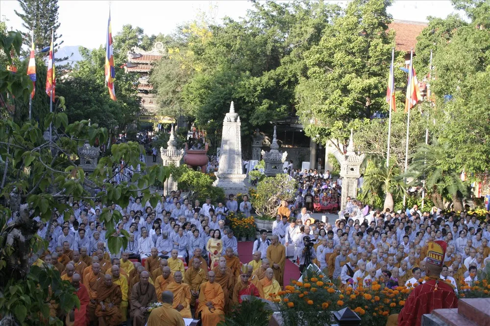 Hàng nghìn người về chùa Long Sơn (Nha Trang) dự đại lễ Phật đản 2018