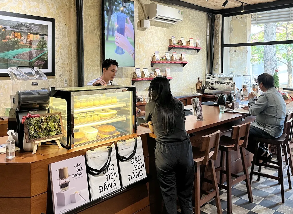 Những Quán Bar và Quán Cà Phê Thú Vị