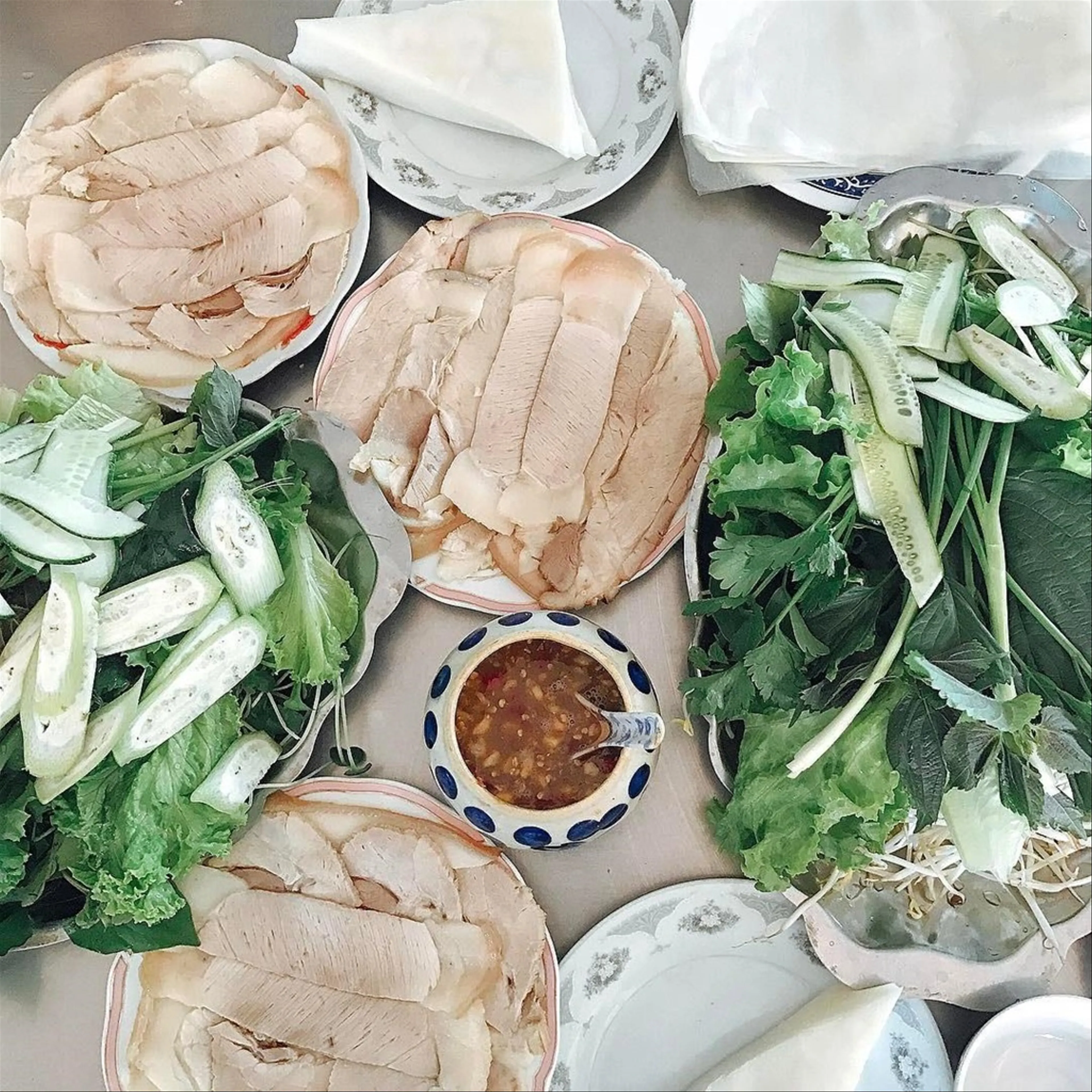 Khám Phá Ngõ Ngách Ẩm Thực Đà Nẵng: Bánh Tráng Cuốn Thịt Heo Ăn Sao Cho Đúng?