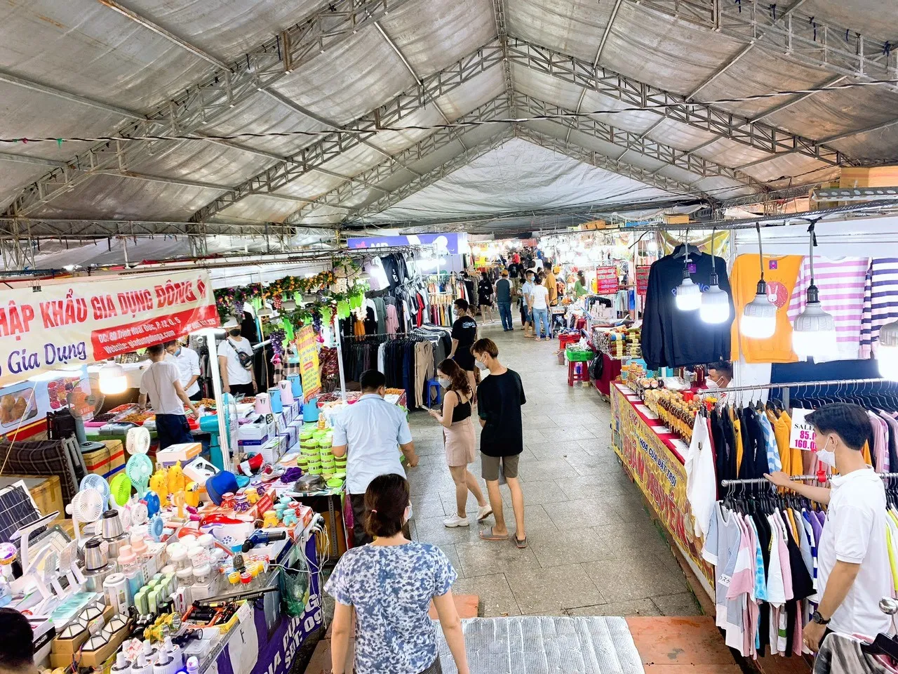 Mua Sắm Tại Các Cửa Hàng Địa Phương