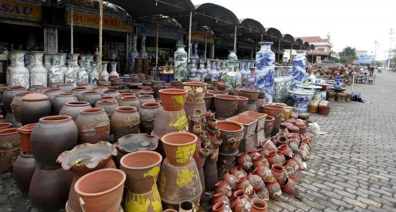 Tham quan chợ gốm Bát Tràng