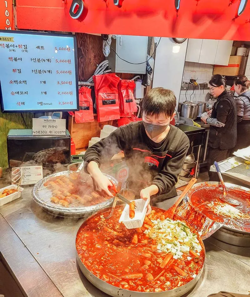 Thưởng thức Kimbap tại chợ Gwangjang