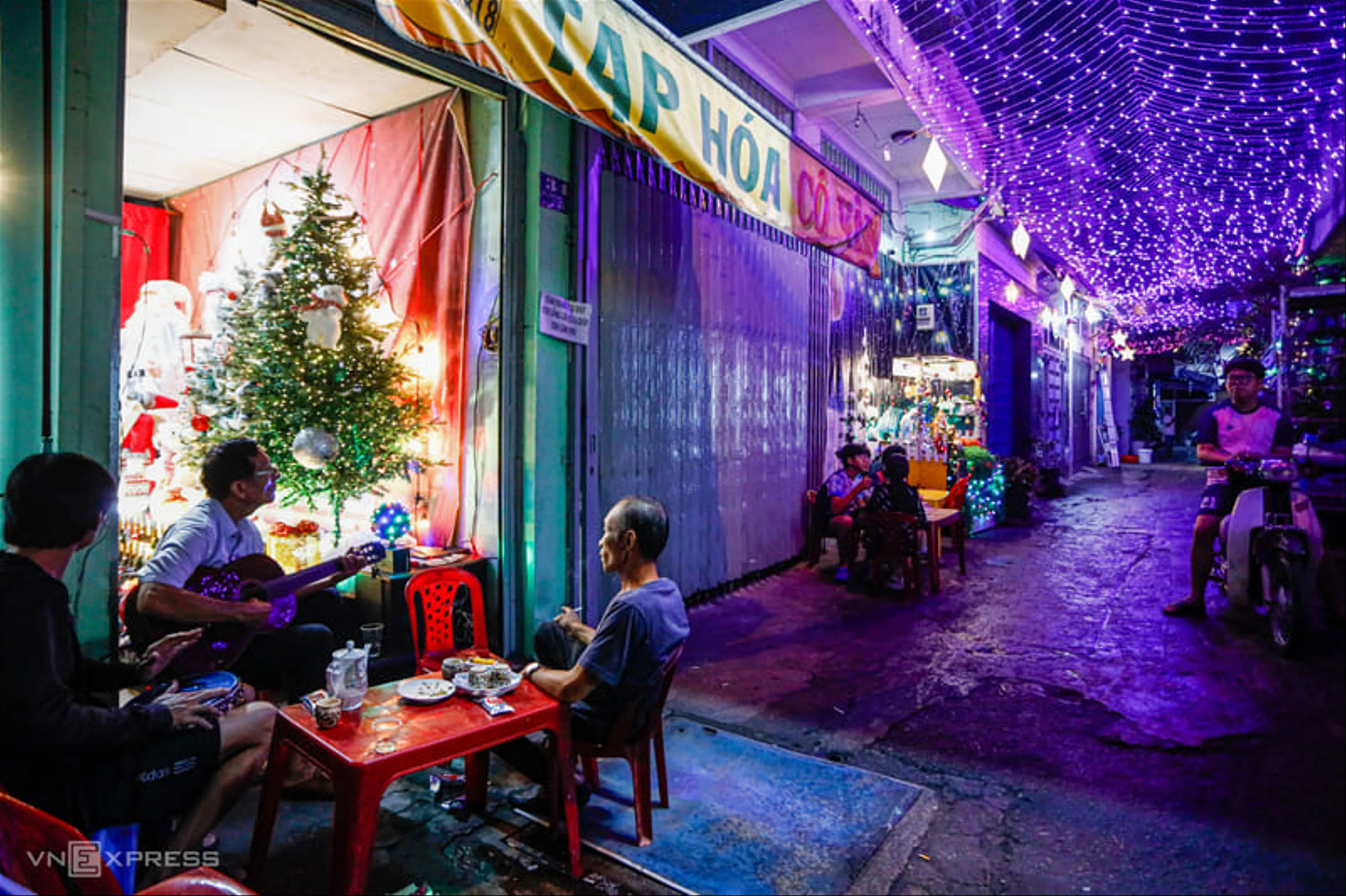 Lang thang hẻm xóm đạo quận 8: Nét đẹp văn hóa giữa lòng Sài Gòn