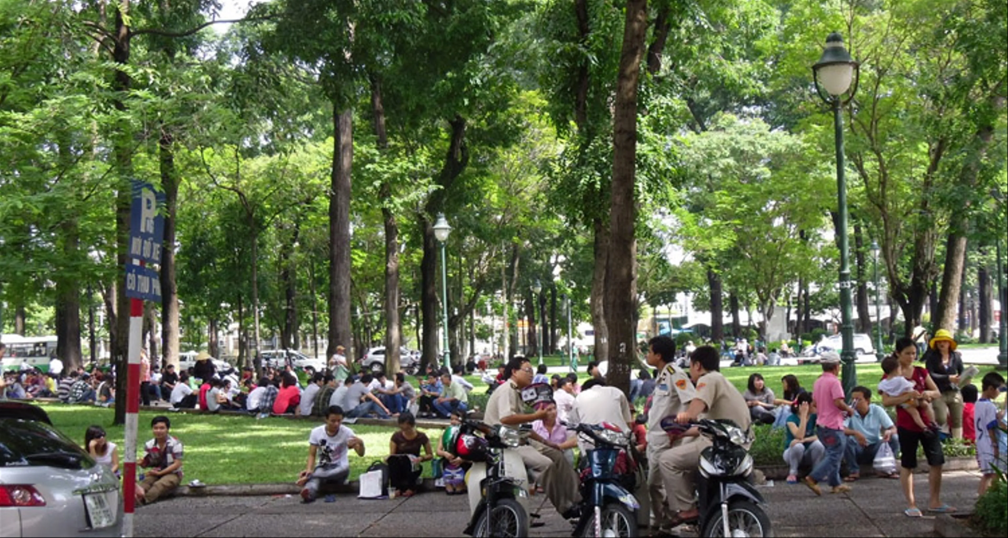Thưởng thức cà phê bệt và nhịp sống sôi động tại Công viên 30/4, Thành phố Hồ Chí Minh