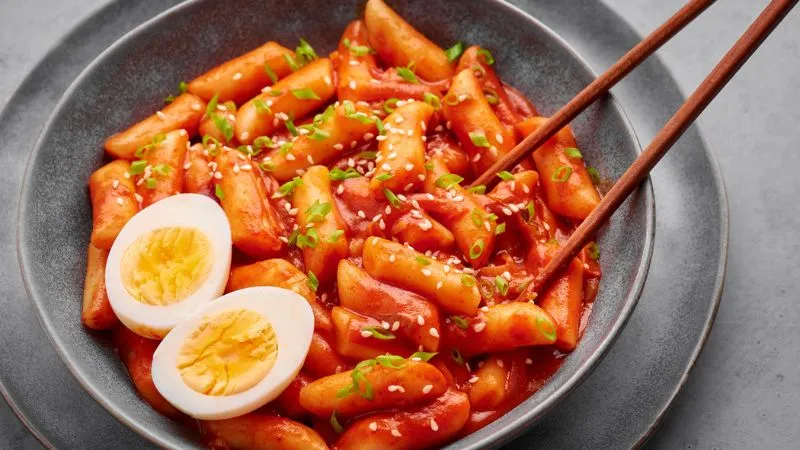 Tteokbokki: Bánh Gạo Cay Đặc Trưng