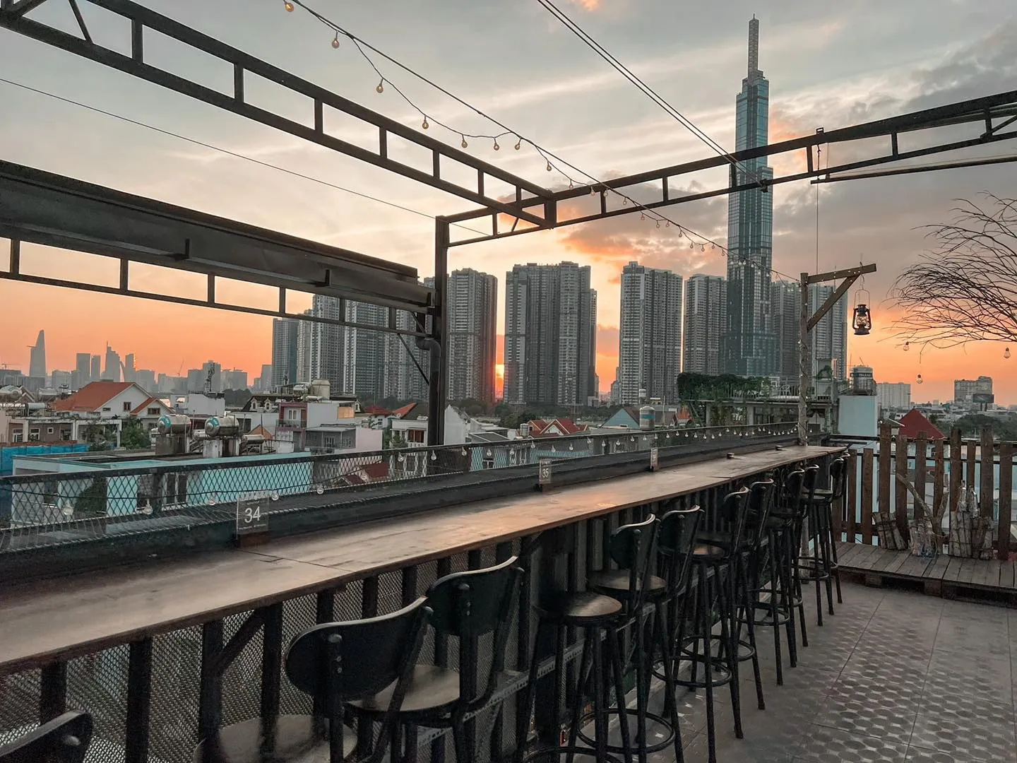 Quán Cafe The View Rooftop Bar: Ngắm hoàng hôn lãng mạn