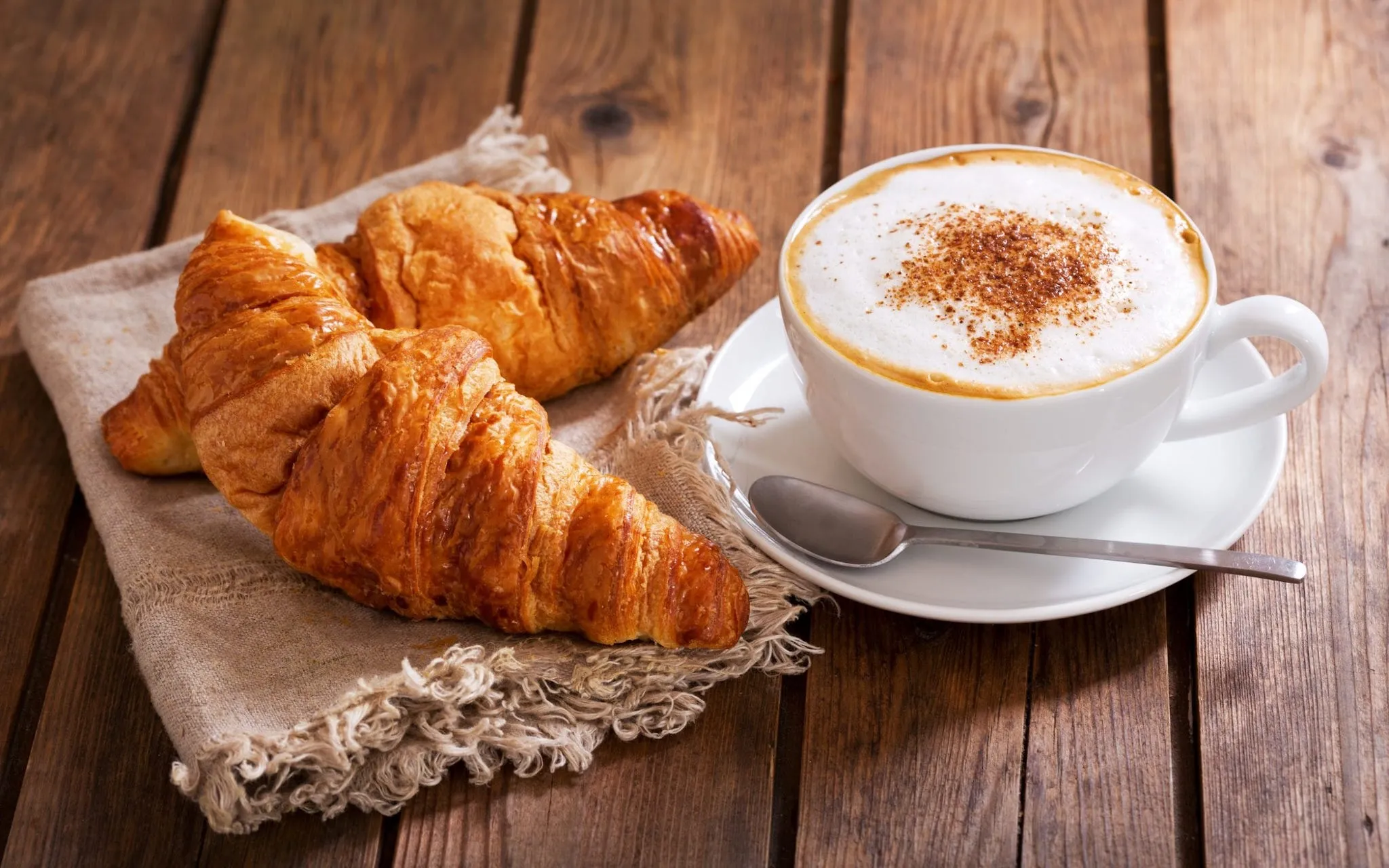 Sự kết hợp hoàn hảo: Croissant và cà phê