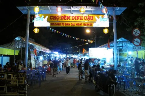 Chợ đêm Dinh Cậu Phú Quốc mở cửa và đóng cửa lúc mấy giờ?