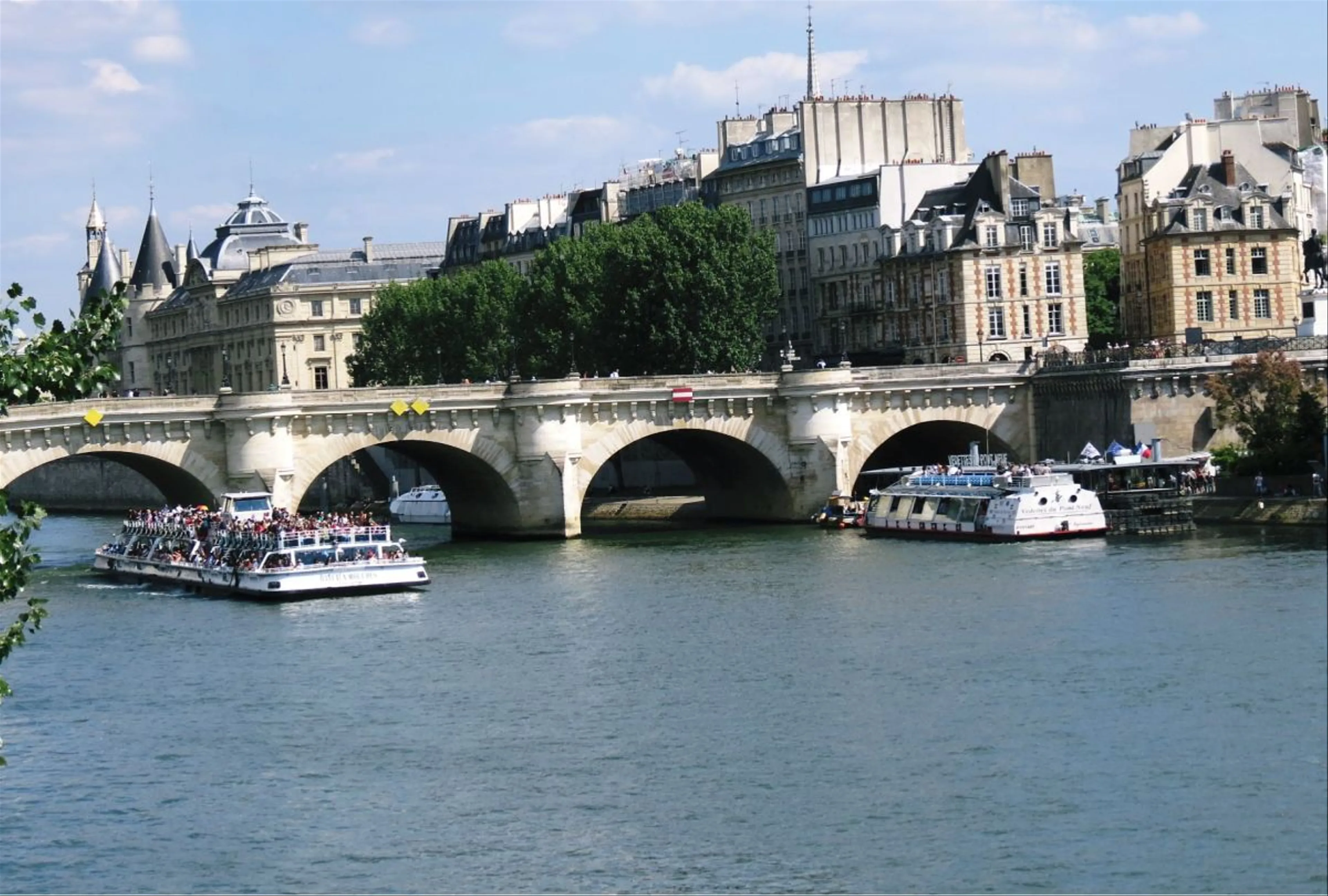 Một Ngày Thú Vị Tại Những Chợ Nổi Trên Sông Seine