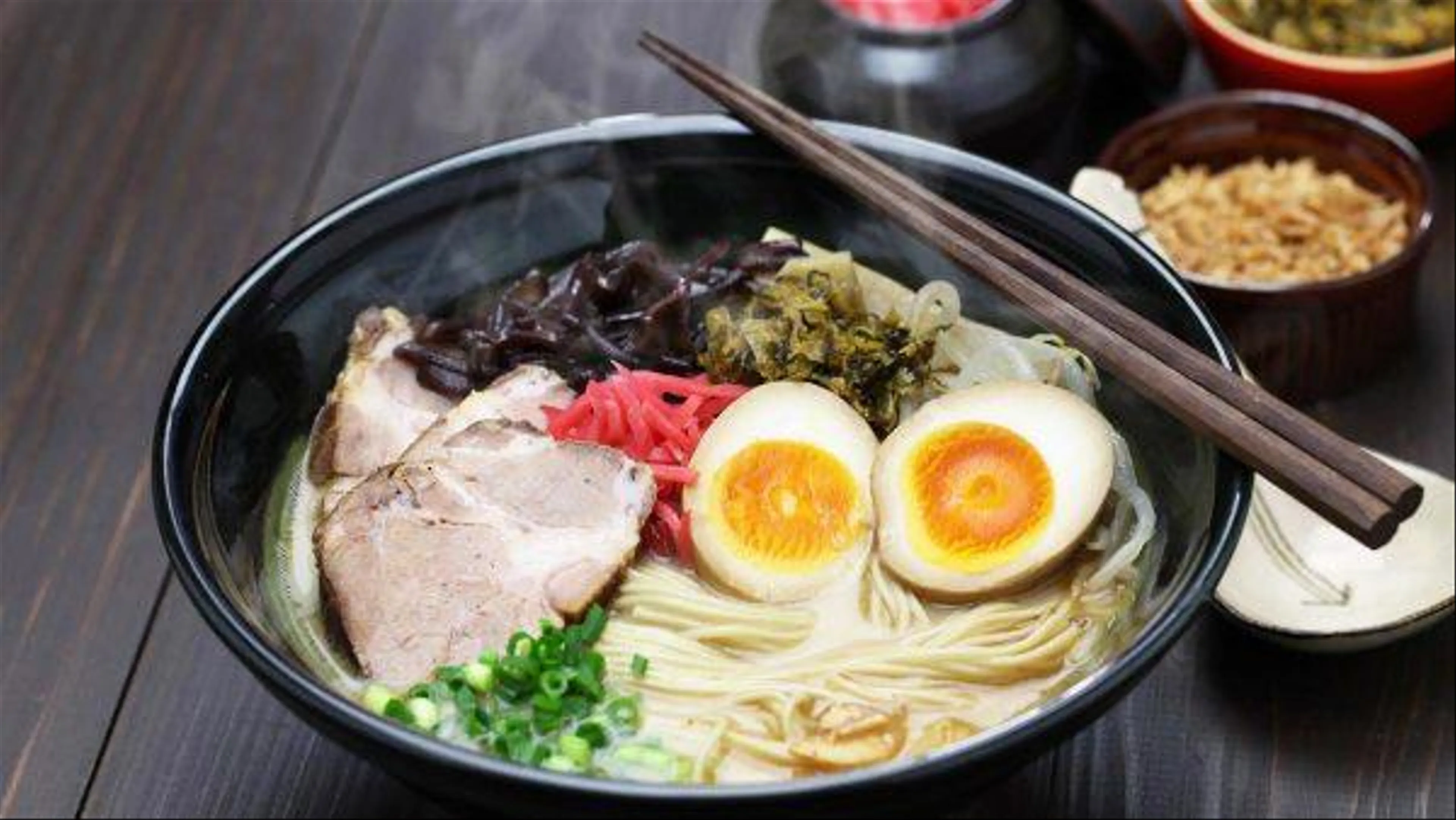 Thưởng Thức Ramen Ẩn Dưới Lòng Đất Tại Ga Tokyo: Bí Quyết Của Những Tô Mì Trứ Danh