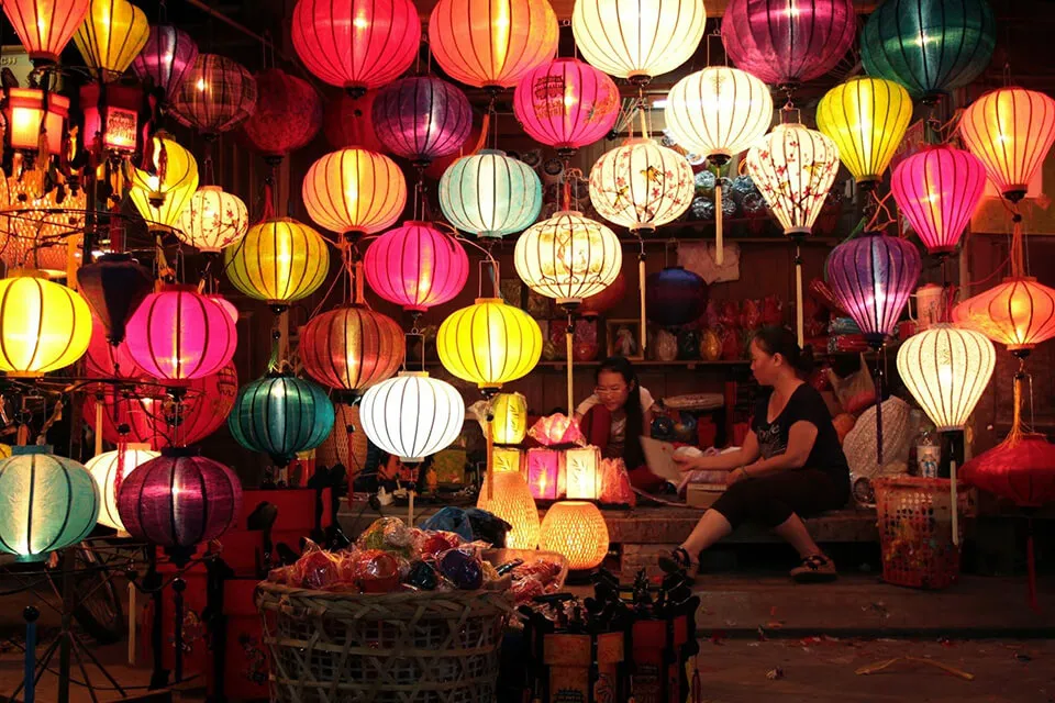 Thưởng Thức Ẩm Thực Dưới Ánh Đèn Lồng