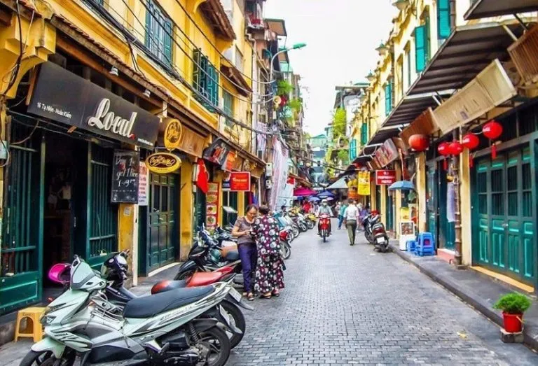 Khám phá phố Tạ Hiện sôi động